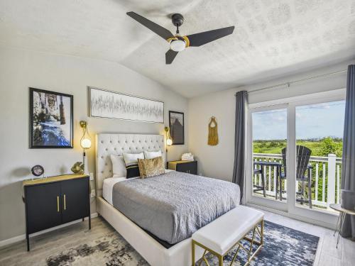 1 dormitorio con 1 cama, ventilador de techo y balcón en Palms At Cove View 806 - Bougie Beach Bungalow, en Galveston
