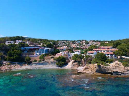 ベニッサにあるGran Casa Rural en Benissaの家屋と水辺の空中を望む