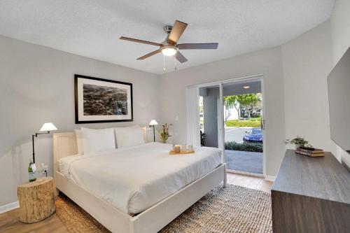 - une chambre avec un lit et un ventilateur de plafond dans l'établissement Comfy Apartments at Sheridan Ocean Club in Florida, à Dania Beach