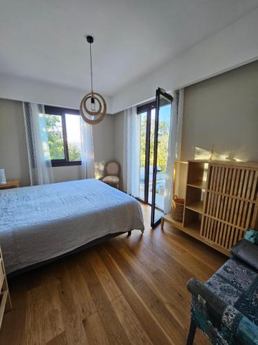 um quarto com uma cama, um sofá e janelas em Villa Fadeta em Gattières