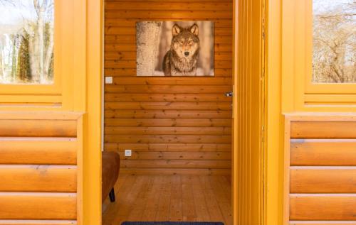 um corredor com uma fotografia de um lobo na parede em Chalet de Saint Lambert em Amay