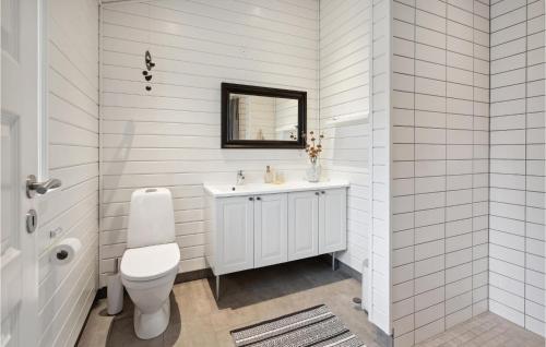 Baño blanco con aseo y espejo en 3 Bedroom Stunning Home In Hejls, en Hejls