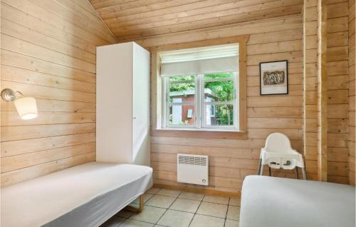 mały pokój z 2 łóżkami i oknem w obiekcie Pet Friendly Home In Kalundborg With Sauna w mieście Kalundborg