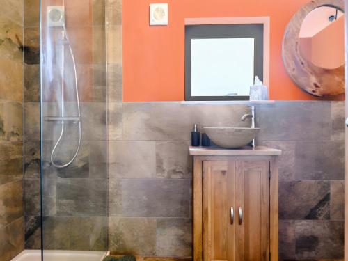 een badkamer met een wastafel en een douche bij Okovango - Uk44824 in Holton