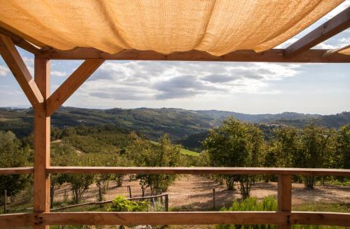 BorgomaleにあるPian Del Mundの山の景色を望む家の玄関からの眺め