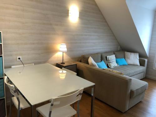 アルゾンにあるResidence Port du Crouesty - maeva Homeのソファとテーブルのあるリビングルーム
