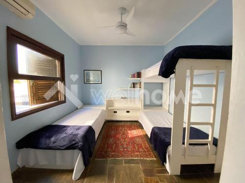 Двох'ярусне ліжко або двоярусні ліжка в номері Casa com 3 suítes a 150 m da Praia de Pernambuco