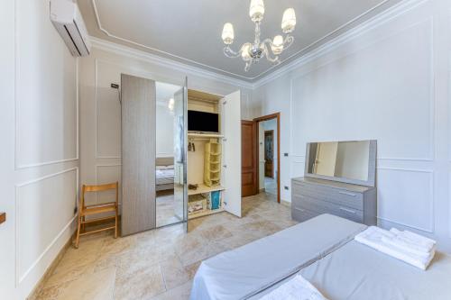 1 dormitorio con 1 cama y TV en Villa Marta, en Castrignano del Capo