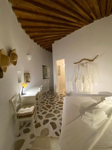 Zimmer mit einem Bett, einem Tisch und einem Stuhl in der Unterkunft Cybele guesthouse in Chrousa