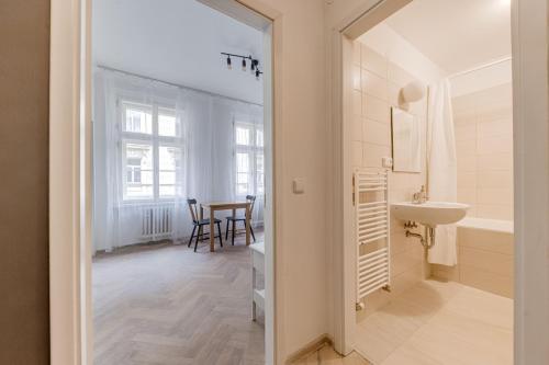 プラハにあるVita Nejedleho apartmentsの白いバスルーム(シンク、テーブル付)