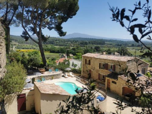 Blick auf ein Haus und einen Pool in der Unterkunft The Olive Press - Mon Lodge en Provence in Caromb