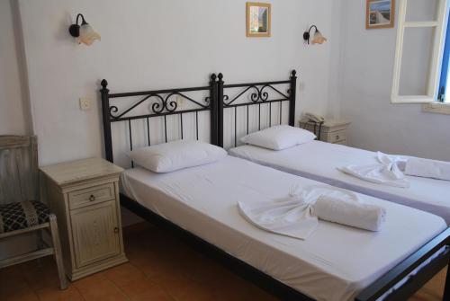 Cama ou camas em um quarto em Afroditi Hotel
