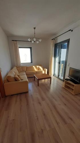 Imagen de la galería de ELISSOS APPARTMENT MONEMVASIA, en Yéfira