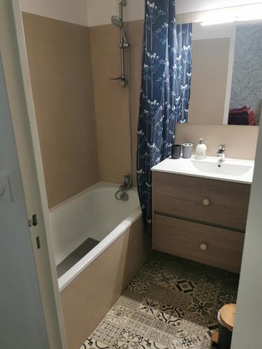 Bilik mandi di Residence Moulin de la Brunette Appartement B5