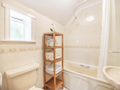łazienka z toaletą, umywalką i wanną w obiekcie The Granary w mieście Tetford