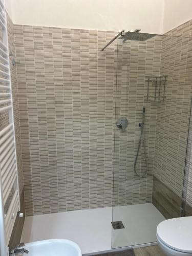 a bathroom with a shower with a toilet at Gio' locazione turistica in Conversano
