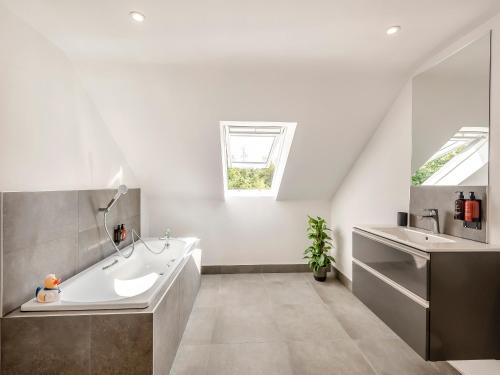 Baño blanco con bañera y lavamanos en Herons Den - Uk44529, en Horncastle