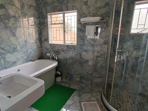 Manasseh Guesthouseにあるバスルーム