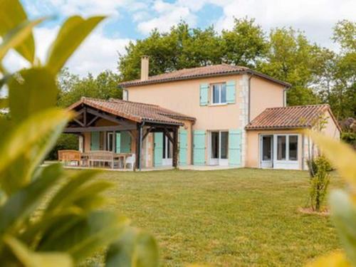 Spacious and modern villa with large garden and BBQ area