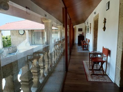Casa das Capelas في Villamarín: مدخل منزل به طاولة وكراسي
