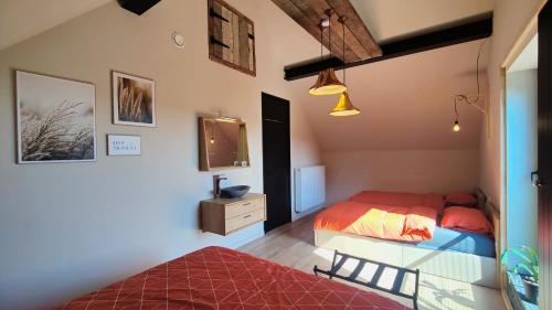 1 dormitorio con 2 camas y espejo en Moere Dijk, en Koekelare