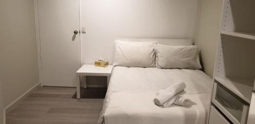 A bed or beds in a room at Cozy Room in 2-Room Central Apartment-1