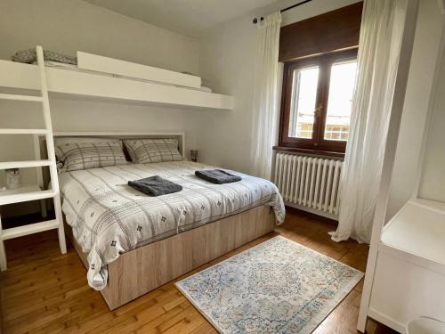 sypialnia z łóżkiem piętrowym i oknem w obiekcie Casa della Nonna w mieście Sauze dʼOulx