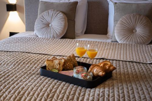 - un plateau de nourriture sur un lit avec boissons et pâtisseries dans l'établissement Bed & Breakfast Bellesza, à Oldeberkoop