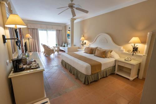 Ένα ή περισσότερα κρεβάτια σε δωμάτιο στο Bahia Principe Grand Turquesa - All Inclusive