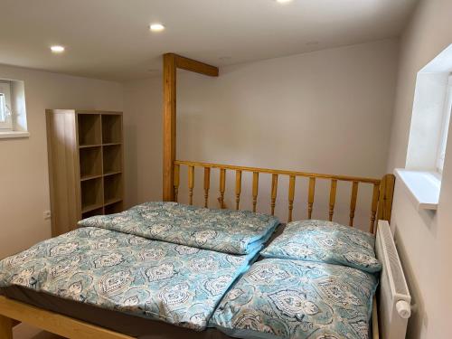 Zahradní dům في براغ: غرفة نوم مع سرير مع لوح خشبي للرأس