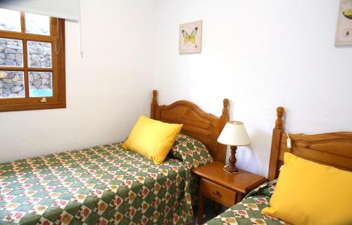 1 Schlafzimmer mit 2 Betten und einem Fenster in der Unterkunft Vivienda Miramar in Mazo