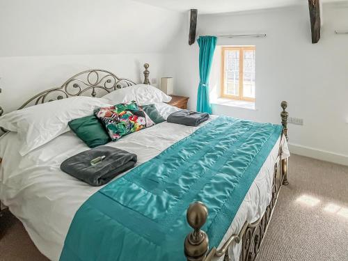 1 dormitorio con 1 cama grande con sábanas azules en Victoria House, en Chulmleigh