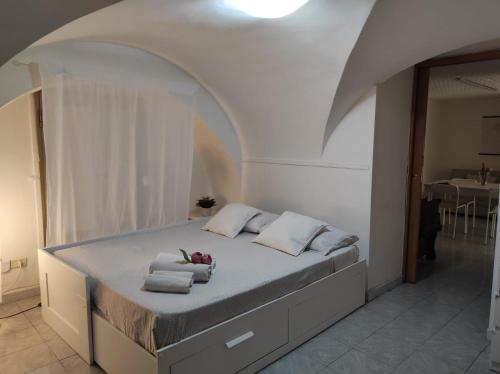 sypialnia z łóżkiem z ręcznikami w obiekcie Maya's house w Katanii