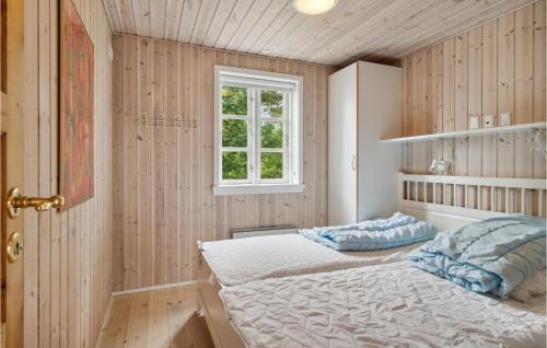 エーベルトフトにあるStunning Home In Ebeltoft With Kitchenのベッドルーム1室(ベッド2台、窓付)
