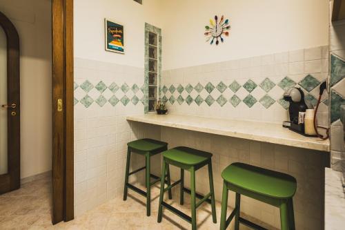 奧爾維耶托的住宿－Casa Dolce Casa，吧台上设有三把绿色凳子的酒吧