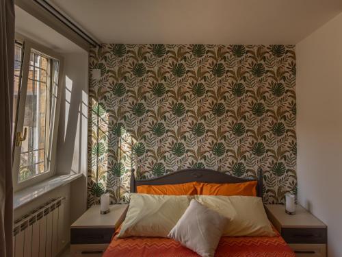 a bed in a room with a wall at Casa Dolce Casa in Orvieto
