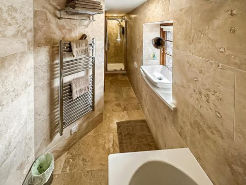 y baño con aseo y lavamanos. en Three Peak Cottage, en Horton in Ribblesdale