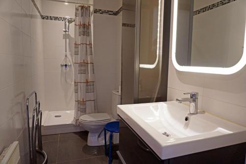une salle de bain avec un lavabo, des toilettes et une douche dans l'établissement Villa les Voiliers 3, bel appartement 4 personnes face plage, à Saint-Georges-de-Didonne