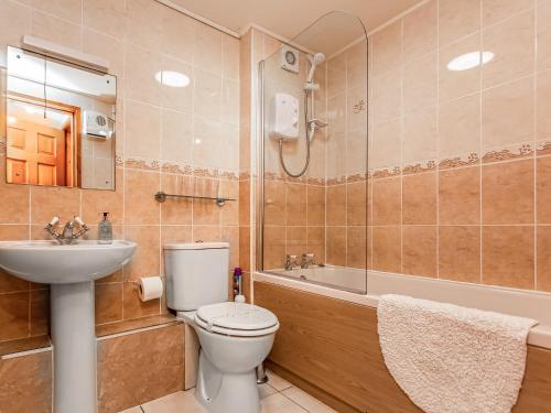 a bathroom with a toilet and a sink and a tub at Jerusalem Cottage in Longnor