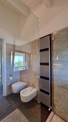 uma casa de banho com um lavatório, um WC e um chuveiro em ATTICO Rimini Centro - Palacongressi em Rimini