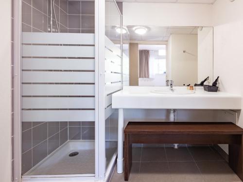 La salle de bains est pourvue d'un lavabo et d'une douche. dans l'établissement Vacancéole - Les Chambres de la Baie, à Roz-sur-Couesnon
