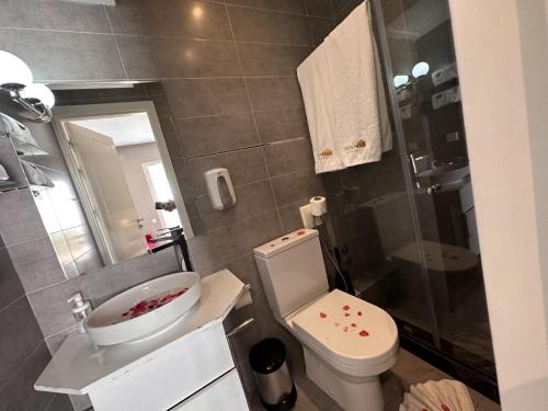 RENT-INN Suites Hotelにあるバスルーム