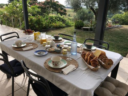 a table with food and drinks and bread on it at Le Réal in Roquemaure