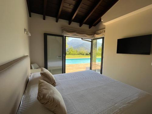 een slaapkamer met een bed en uitzicht op de oceaan bij ITURRIOTZ BEREZIA in Areatza