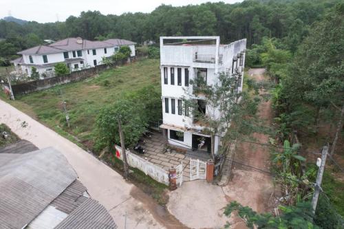 widok z góry na biały dom na wzgórzu w obiekcie Nhà Nghỉ Kim Sơn w mieście Hue