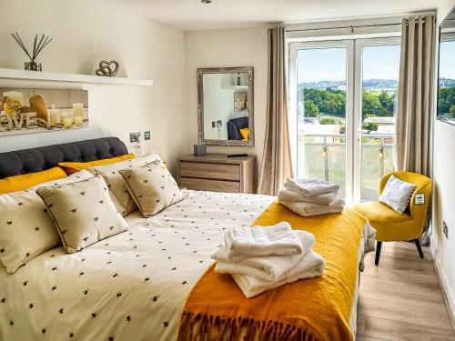 ein Schlafzimmer mit einem Bett mit Handtüchern darauf in der Unterkunft The Hive in Newcastle upon Tyne