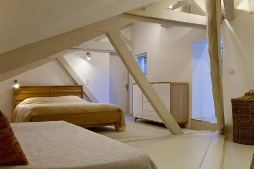 une chambre mansardée avec deux lits et une fenêtre dans l'établissement AVIGNON HYPER CENTRE CLIM 5 CHBRES 10PERS 200m PALAIS DES PAPES, à Avignon