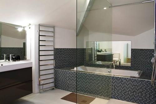 une salle de bain avec une douche, une baignoire et un lavabo dans l'établissement AVIGNON HYPER CENTRE CLIM 5 CHBRES 10PERS 200m PALAIS DES PAPES, à Avignon