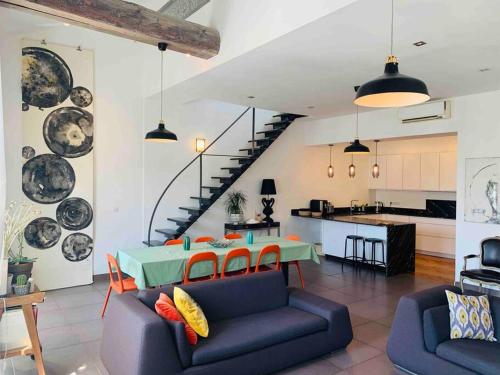 un salon avec un canapé bleu et une table dans l'établissement AVIGNON HYPER CENTRE CLIM 5 CHBRES 10PERS 200m PALAIS DES PAPES, à Avignon