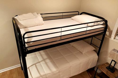 Divstāvu gulta vai divstāvu gultas numurā naktsmītnē Room in House - The - Master - Haven